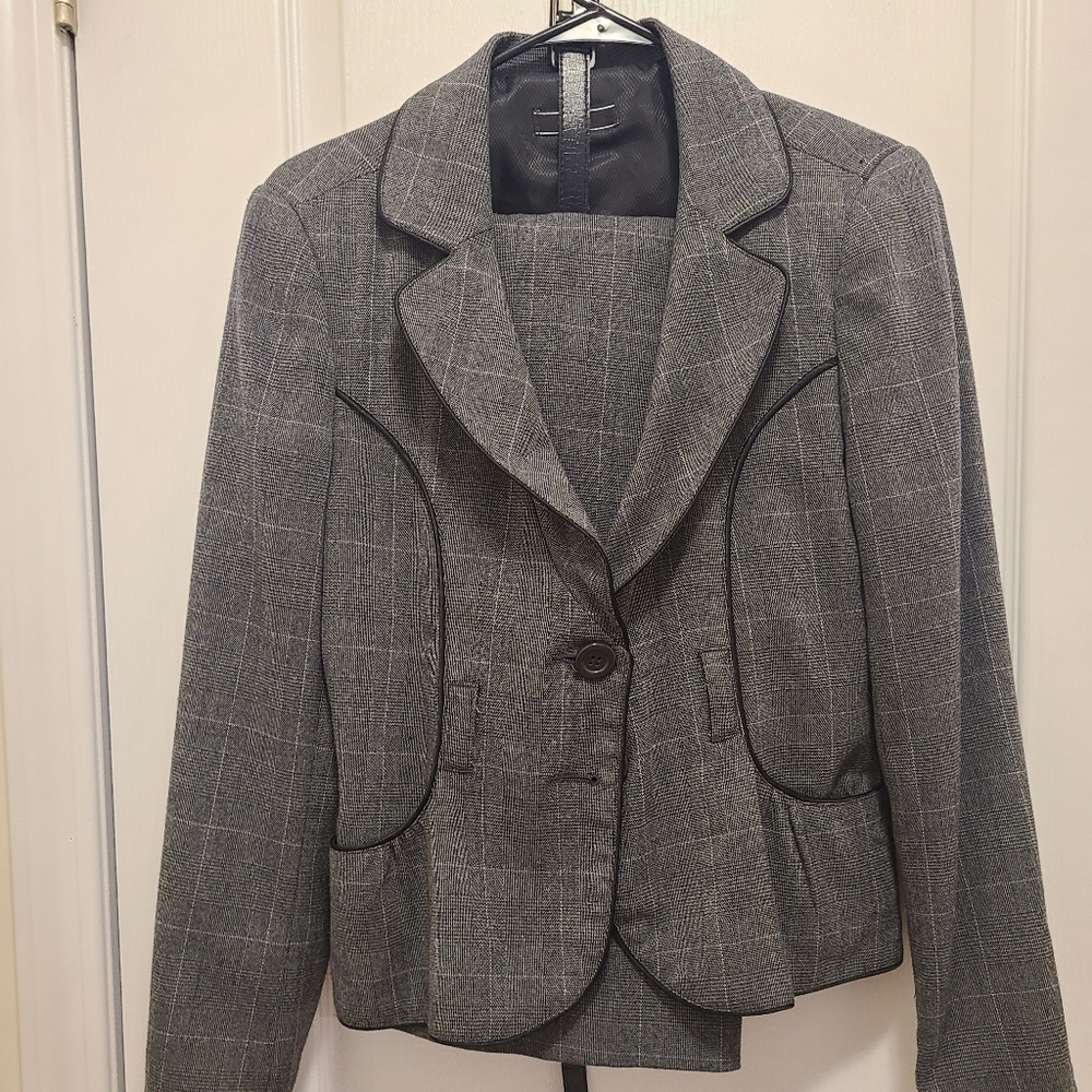 Suzy shier Business Suit